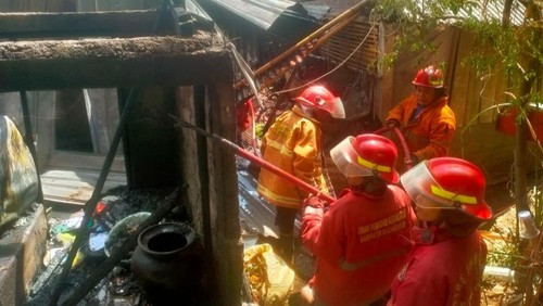 Petugas damkar berjibaku menangani kebakaran rumah di Desa Bugbug, Karangasem, Bali, Sabtu (19/10/2024). (Foto: Dok. Damkartan Karangasem)