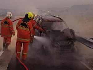Mobil Rush Tabrak Truk Hingga Terbakar di Tol Semarang