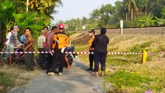 Petugas memeriksa lokasi pria tertabrak KA Taksaka di Temon, Kulon Progo, Sabtu (19/10/2024).