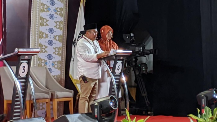 Pasangan Lazadha saat debat perdana Pilbup 2024 Kabupaten Lombok Barat, Sabtu (19/10/2024). (Ahmad Viqi/detikBali).