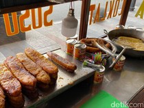 Menikmati Pisang Coklat Keju Jumbo di Tengah Riuhnya Jalan Braga