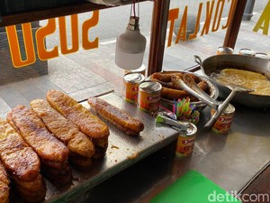 Menikmati Pisang Coklat Keju Jumbo di Tengah Riuhnya Jalan Braga