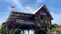 Rumah Edukasi Mangrove yang ada di Desa Mayangan menjadi tempat edukasi bagi warga dalam melakukan konservasi hutan mangrove. Tempat ini juga sekaligus dijadikan markas Wanadri untuk memantau perkembangan pertumbuhan mangrove yang ditanam di Mayangan.