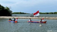 Bermain adu cepat perahu, menjadi salah satu permainan yang kerap dilakukan oleh anak-anak yang tinggal di Desa Mayangan.