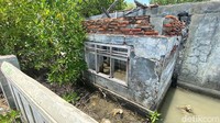 Banyak rumah yang ditinggalkan pemiliknya karena tinggi rumah tersebut rata dengan tinggi air laut.