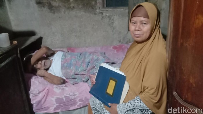 Potret Carli sang pencipta lagu-lagu tarlingan asal Kabupaten Indramayu (di atas tempat tidur).