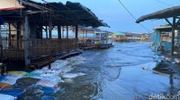 Abrasi juga terjadi di pesisir Pantai Pondok Bali dan bale-bale milik pedagang terendam hingga tidak dapat digunakan.
