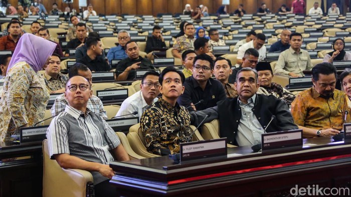 Petugas melakukan gladi bersih pelantikan presiden dan wakil presiden masa jabatan 2024-2029 di Kompleks Parlemen, Senayan, Jakarta, Sabtu (19/10/2024).