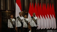 Prosesi pelantikan dimulai pukul 10.00 WIB, diawali dengan menyanyikan lagu kebangsaan Indonesia Raya.