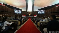 Petugas melakukan gladi bersih pelantikan presiden dan wakil presiden masa jabatan 2024-2029 di Kompleks Parlemen, Senayan.