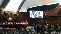 Lalu dilanjutkan sumpah dan janji Wakil Presiden 2024-2029 dan penandatanganan berita acara.