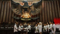 Selepas penandatanganan berita acara, pimpinan sidang mempersilahkan presiden untuk melakukan pidato pertamanya.