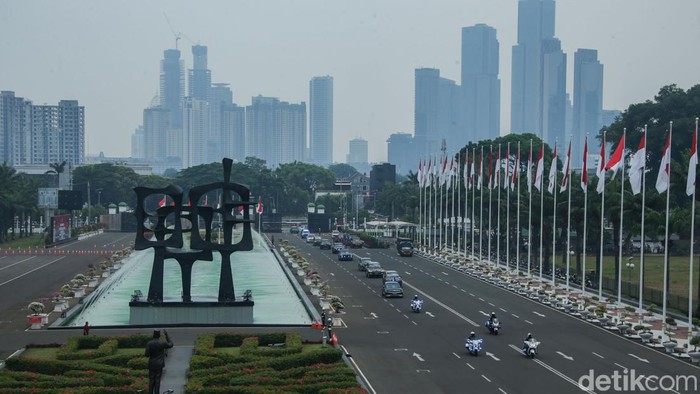 Petugas melakukan gladi bersih pelantikan presiden dan wakil presiden masa jabatan 2024-2029 di Kompleks Parlemen, Senayan, Jakarta, Sabtu (19/10/2024).