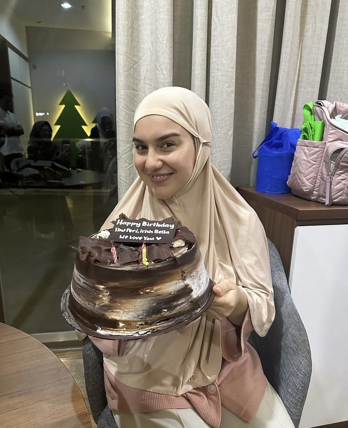 Potret Irish Bella Saat Asyik Makan BBQ hingga Masak di Dapur Potret Irish Bella Saat Asyik Makan BBQ hingga Masak di Dapur
