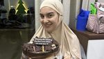 Potret Irish Bella Saat Asyik Makan BBQ hingga Masak di Dapur