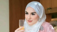 Salah satunya ketika mantan istri Ammar Zoni ini berpose cantik sambil memegang segelas minuman berwarna oranye. Minuman itu terlihat seperti jus jeruk. Foto: instagram @_irishbella_