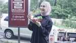 Potret Irish Bella Saat Asyik Makan BBQ hingga Masak di Dapur