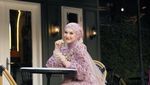 Potret Irish Bella Saat Asyik Makan BBQ hingga Masak di Dapur
