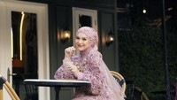 Dengan gaun cantik berwarna pink, istri Haldy Sabri ini tampak duduk-duduk santai di depan The Manor cafe sambil menikmati segelas minuman es kopi.  Foto: instagram @_irishbella_