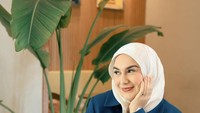 Terlihat lagi momen ketika ibunda Air dan Ara itu berpose sambil memegang segelas es kopi. Irish Bella juga memesan croissant sebagai pelengkap. Foto: instagram @_irishbella_