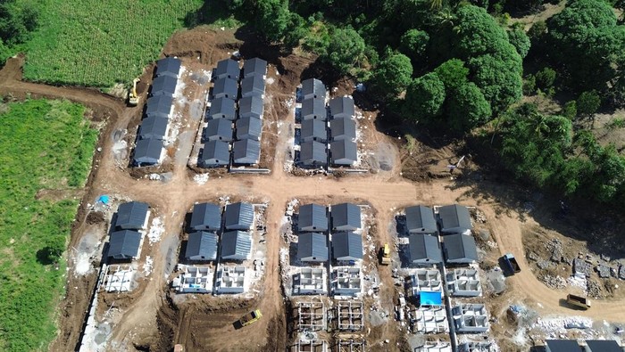 Potret Progres Pembangunan Hunian Tetap untuk Korban Banjir di Sumbar Foto udara pembangunan hunian tetap (huntap) rumah relokasi terpadu bagi korban bencana banjir bandang di Jorong Ladang Laweh, Nagari Rambatan, Tanah Datar, Sumatera Barat, Sabtu (19/10/2024). Pemerintah pusat melalui Kementerian PUPR membangun 60 unit huntap di atas lahan seluas 3,8 hektare yang ditargetkan selesai akhir tahun 2024 untuk korban banjir bandang dan longsor yang terjadi Mei 2024. ANTARA FOTO/Iggoy el Fitra/nym.