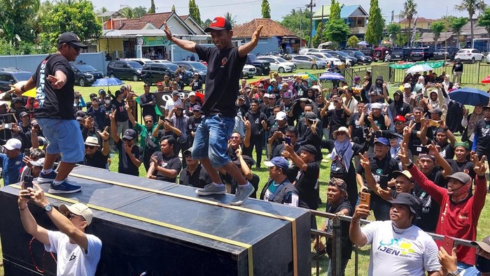 Potret Tasyakuran Relawan Jelang Pelantikan Prabowo-Gibran Ratusan orang yang tergabung dalam Relawan Ormas Rejo Semut Ireng menggelar tasyakuran jelang pelantikan Presiden dan Wakil Presiden terpilih Prabowo Subianto dan Gibran Rakabuming Raka. Begini potretnya.