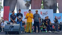 Para relawan Rejo Semut Ireng asyik berkumpul dan bercengkrama bersama. Mereka mengaku bangga atas kepemimpinan Presiden Jokowi selama 10 tahun dan dilanjutkan oleh Prabowo Gibran.