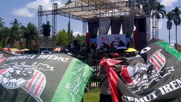 Potret Tasyakuran Relawan Jelang Pelantikan Prabowo-Gibran Ratusan orang yang tergabung dalam Relawan Ormas Rejo Semut Ireng menggelar tasyakuran jelang pelantikan Presiden dan Wakil Presiden terpilih Prabowo Subianto dan Gibran Rakabuming Raka. Begini potretnya.