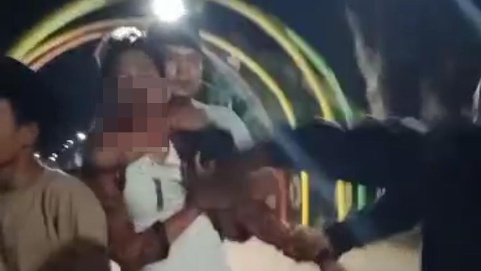 Pria diduga selingkuhan babak belur usai digerebek di Taman Paseban, Bangkalan.