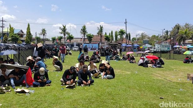 Ratusan loyalis Jokowi menggelar syukuran dan Doa bersama di RTH Tampo Cluring Banyuwangi