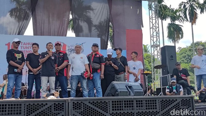 Ratusan loyalis Jokowi menggelar syukuran dan Doa bersama di RTH Tampo Cluring Banyuwangi