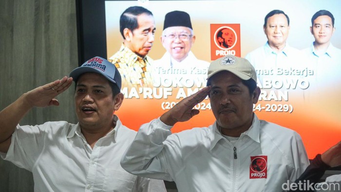 Relawan Projo Apresiasi Jokowi, Beri Salam Hormat Bendahara Umum Projo Panel Barus saat konferensi pers di DPP Projo, Pancoran Jakarta, Sabtu (19/10/2024).