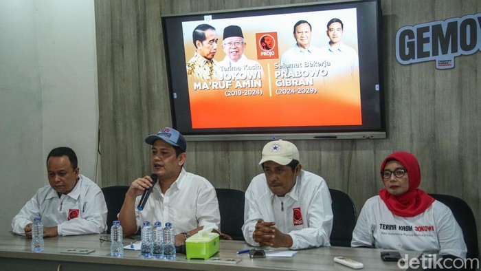 Relawan Projo Apresiasi Jokowi, Beri Salam Hormat Bendahara Umum Projo Panel Barus saat konferensi pers di DPP Projo, Pancoran Jakarta, Sabtu (19/10/2024).