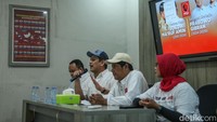 Selain relawan terdapat juga spanduk-spanduk besar dengan ucapan Terima Kasih Jokowi yang sudah terpajang.