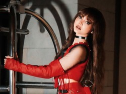 Gaya Totalitas Rina Nose Cosplay Jadi Lisa BLACKPINK, Dipuji Mirip Banget