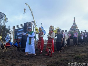 Melihat Rokat Bhumih, Tradisi Doakan Bumi di Kawah Wurung Bondowoso