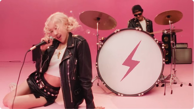 Tak kalah menarik atensi, gaya busana Rose BLACKPINK yang memadukan unsur pop, rock dan punk.  Foto: Screenshot YouTube/ROSE