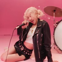 Tak kalah menarik atensi, gaya busana Rose BLACKPINK yang memadukan unsur pop, rock dan punk.  Foto: Screenshot YouTube/ROSE