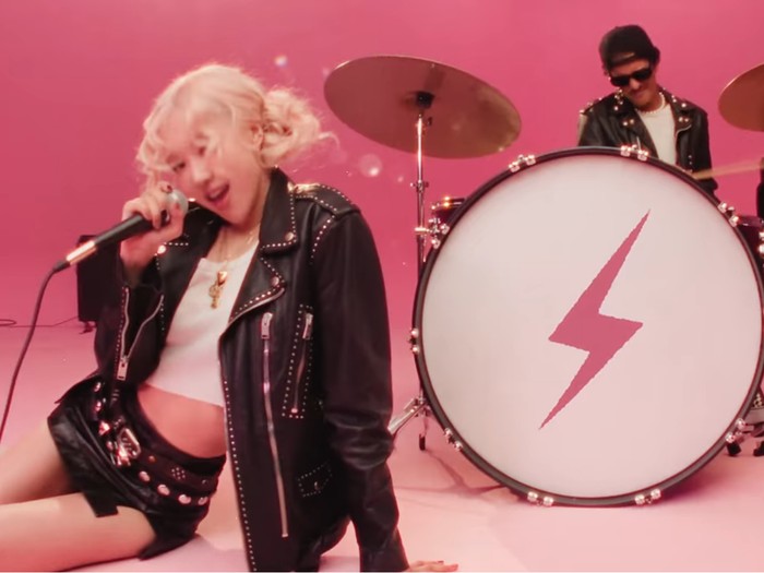 Rose BLACKPINK dan Bruno Mars di video musik APT.
