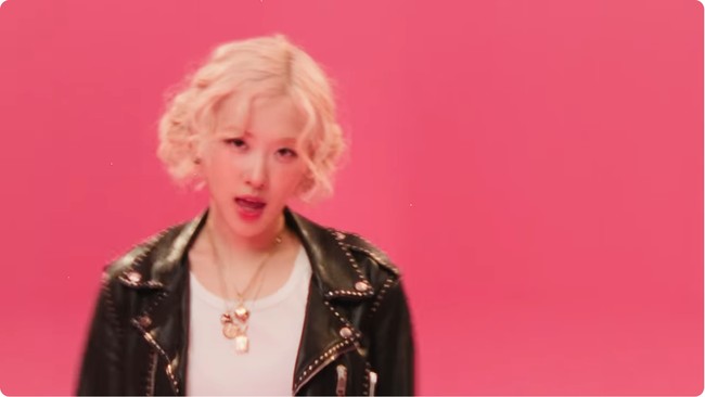 Rambut pirangnya ditata ikal dan dicepol dua, sementara makeup nude pink, menonjolkan aura playful dan girlie. Foto: Screenshot YouTube/ROSE