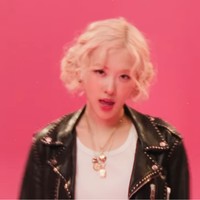 Rambut pirangnya ditata ikal dan dicepol dua, sementara makeup nude pink, menonjolkan aura playful dan girlie. Foto: Screenshot YouTube/ROSE