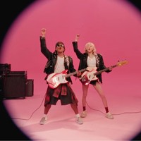 Lagu ‘APT’ menggabungkan musik pop dan R&B yang menjadi ciri khas Rose dan Bruno Mars. Musik upbeat yang catchy dan konsep video minimalis namun atraktif dengan sedikit sentuhan humor membuat lagunya jadi daya tarik tersendiri. Foto: Screenshot YouTube/ROSE