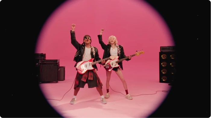 Rose BLACKPINK dan Bruno Mars di video musik APT.