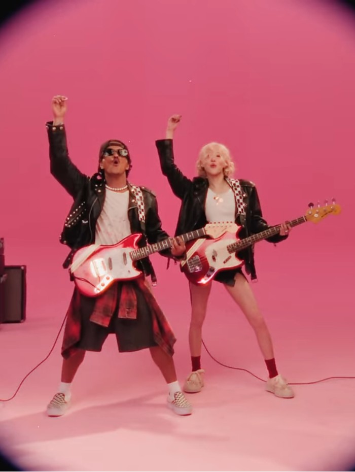 Rose BLACKPINK dan Bruno Mars di video musik APT.