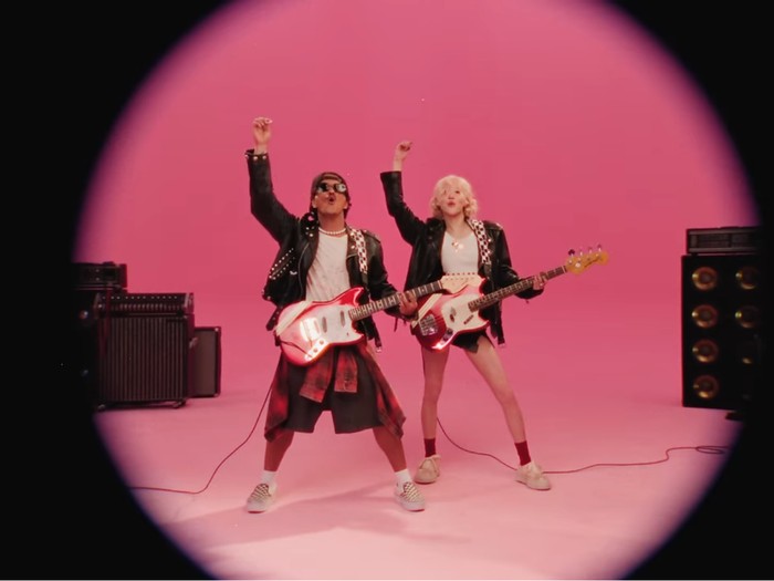 Rose BLACKPINK dan Bruno Mars Rose BLACKPINK dan Bruno Mars di video musik APT.