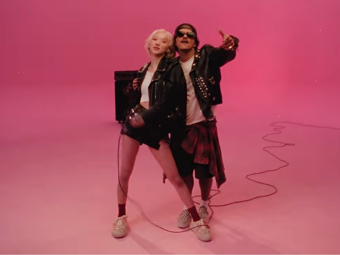 Rose BLACKPINK dan Bruno Mars di video musik APT.