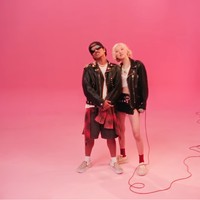 Penyanyi 27 tahun ini mengenakan jaket kulit biker dengan detail stud, dipadukan dengan skort dan sneakers putih yang edgy sekaligus chic. Foto: Screenshot YouTube/ROSE