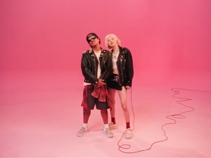Lirik Lagu APT Rose dan Bruno Mars dengan Terjemahan, Makna, serta Chord
