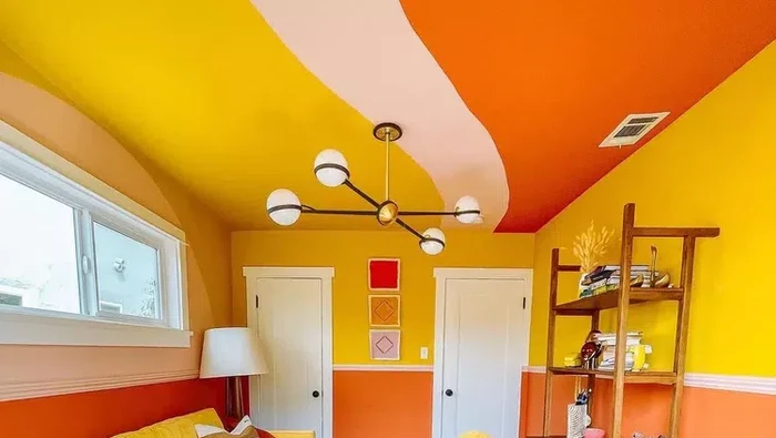 Ruang tamu dengan cat berwarna kuning cerah.