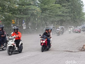 Proyek Jalan di Surabaya Belum Kelar, Debunya Ganggu Pengguna Jalan